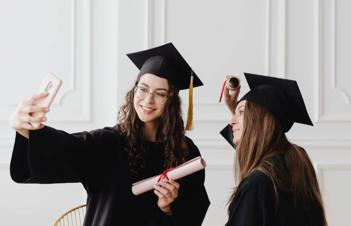Cómo vestir en una ceremonia de graduación universitaria: guía para padres, profesores y homenajeados