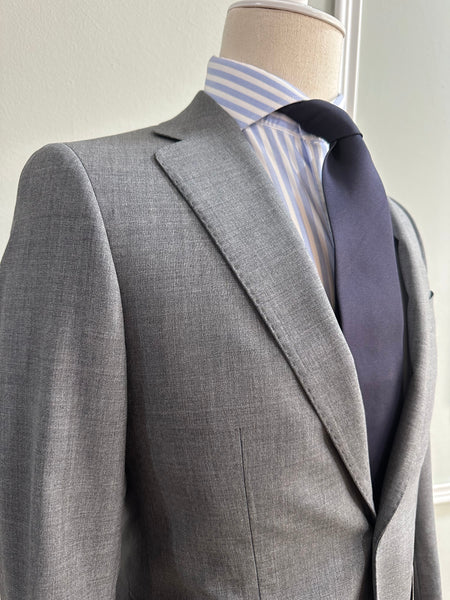 El traje de oficina perfecto: cómo adaptarlo a tu estilo profesional